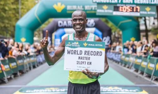 Record du monde M50 de Mark Kiptoo